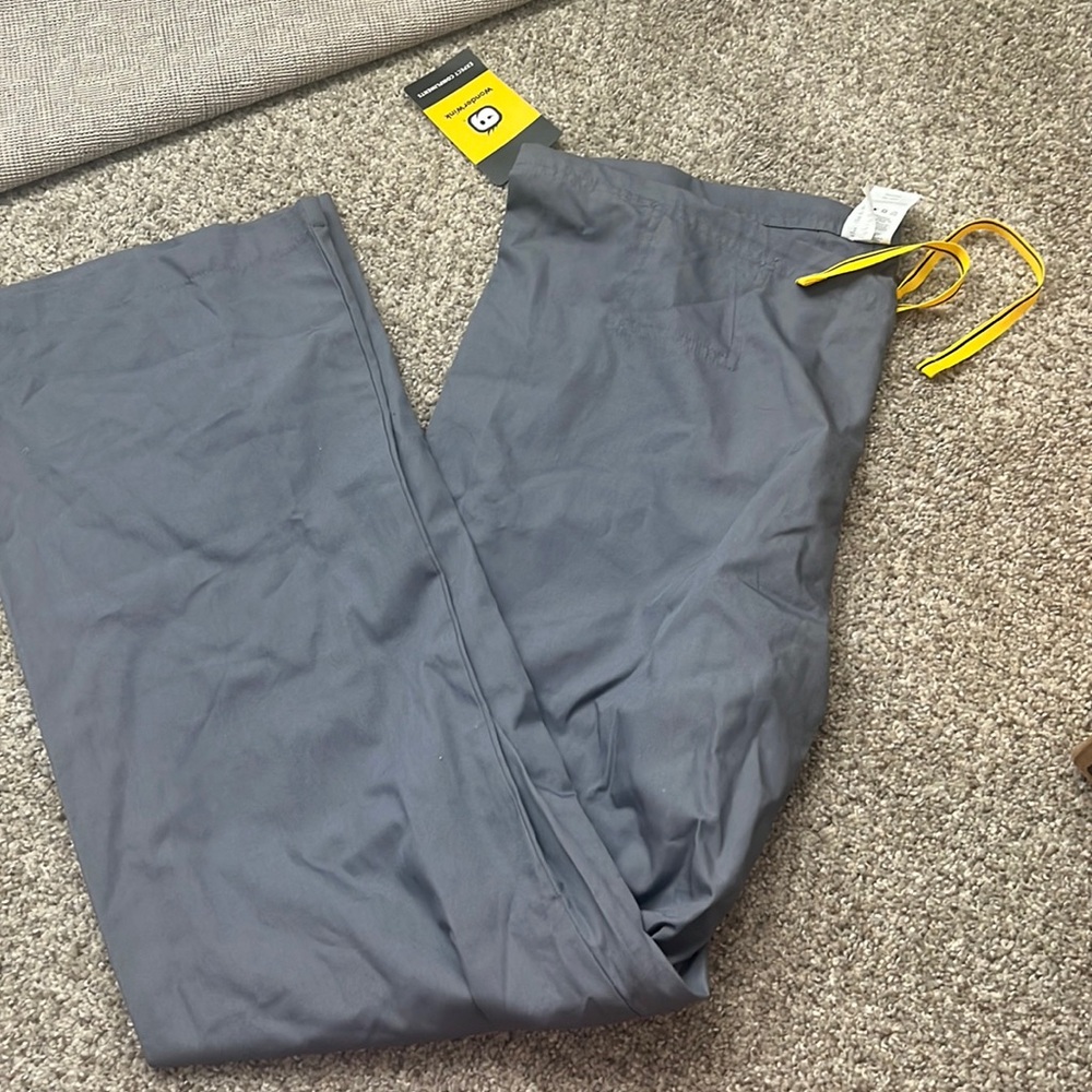 WONDERWINK new with tags!!!! Never been worn scrubs. Unisex fit size medium